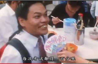 香港最醜男星《食神》八兩金的兒子曝光，網友看到高顏值外貌都驚問「是不是老婆很漂亮」！