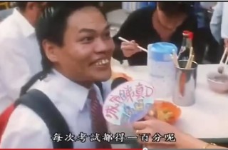香港最丑男星《食神》八两金的儿子曝光，网友看到高颜值外貌都惊问「是不是老婆很漂亮」！