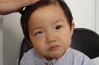5岁男孩看啥都重影，黑眼珠都快没了！没想到是因为他2岁就开始做这件事....奶奶也被吓坏了！
