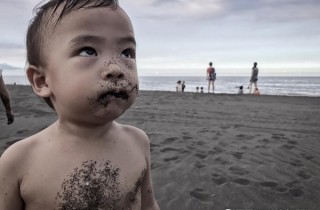 抱著兒子跌跤！1歲尹熙「沙吃滿嘴」厭世臉狠瞪…老爸笑倒