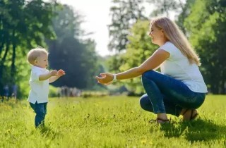 孩子明明會走路，為什麼還要求大人抱？心理學家的解釋讓人眼前一亮！
