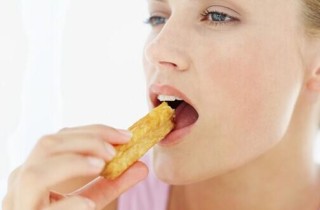 吃薯条如同吸烟 影响胎儿发育