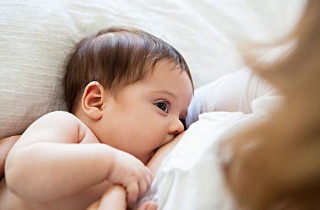 如何解决宝宝吃奶少的问题呢？