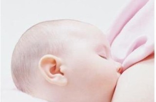 给新生儿正确哺喂母乳的方式
