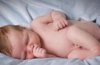从宝宝睡姿可以看性格智商？