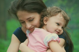 新發現！媽媽常擁抱的嬰兒會出現2驚人特徵......顛覆思想，小編震驚了！